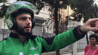 Sosok Bule Heboh yang Jadi Sopir Ojek Online