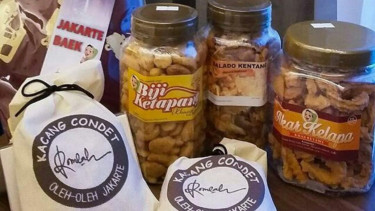 Biji ketapang dan ragam oleh-oleh khas Betawi.