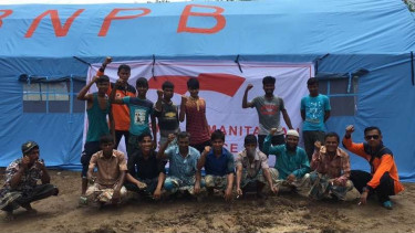 Sejumlah pengungsi Rohingya berpose bersama usai mendirikan tenda pengungsian, Kamis (21/9/2017)