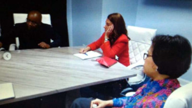 Menteri Keuangan Sri Mulyani Indrawati (kanan).
