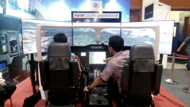 Pengunjung mencoba simulator N219.