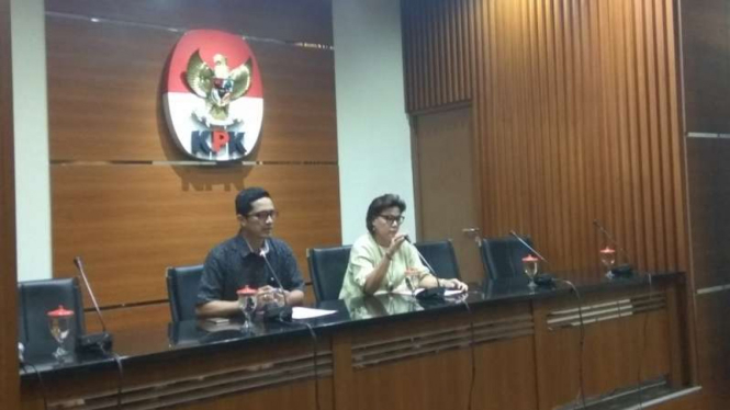 Wakil ketua KPK,  Basaria Pandjaitan (kanan)