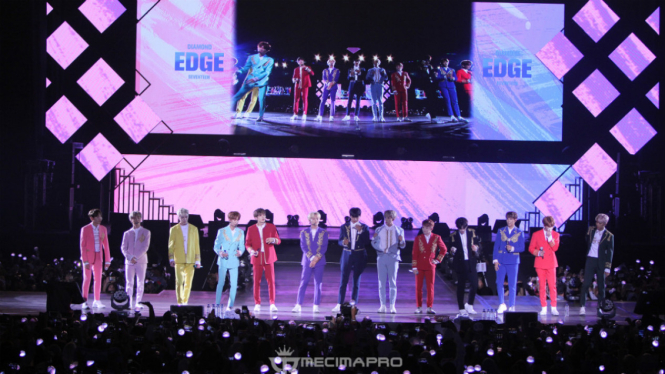 Boyband SEVENTEEN konser di Indonesia.