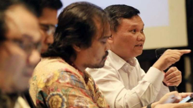 Emrus Sihombing, Direktur Eksekutif EmrusCorner (tangan menunjuk)