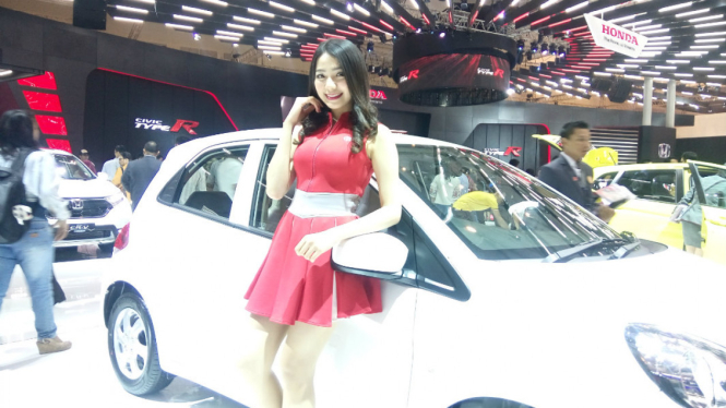 Lora Rayhan, mahasiswi cantik ini ketagihan jadi SPG otomotif.