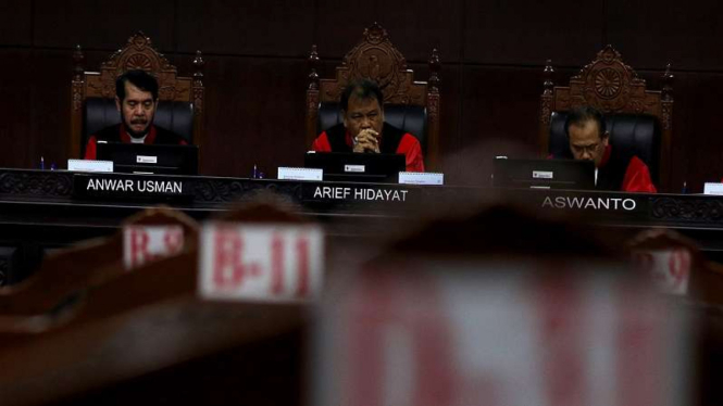 Ketua Mahkamah Konstitusi memimpin sidang Uji Materi UU Pengelolaan Dana Haji 