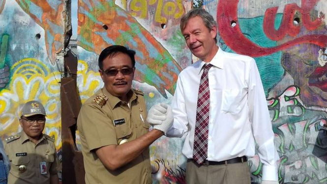 Gubernur DKI Jakarta, Djarot S Hidayat dan Teguh Othenrik di depan tembok Berlin