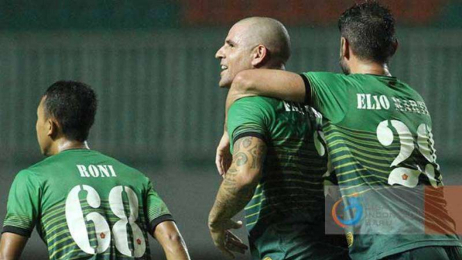Para pemain PS TNI saat merayakan gol
