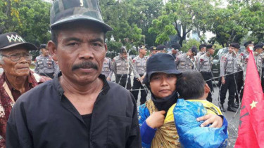Mulus, petani Indramayu, ikut unjuk rasa memperingati Hari Tani 2017.