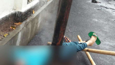 Kondisi jasad nenek Suriyah saat ditemukan di tiang listrik maut Johar Baru.