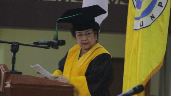 Megawati Soekarnoputri menerima gelar doktor kehormatan atau honoris causa bidang politik dan pendidikan dari Universitas Negeri Padang pada Rabu, 27 September 2017.