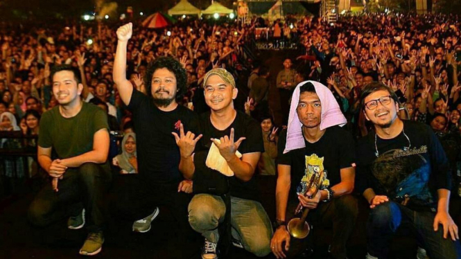 Is Payung Teduh (Kedua dari kiri).