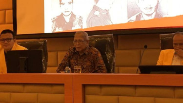 Amroso Katamsi (tengah)