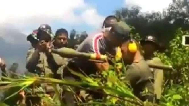 Foto seorang anggota Brimob Polri sedang memanggul RPG.