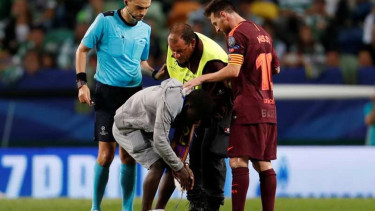Penonton nekat masuk ke dalam lapangan demi mencium kaki kiri Lionel Messi