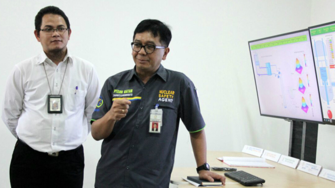 Kepala BATAN, Djarot Sulistio Wisnubroto (kanan).