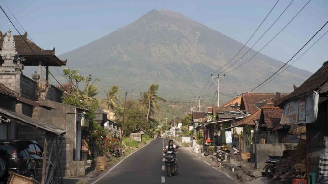 Gunung Agung keluarkan asap mengepul.