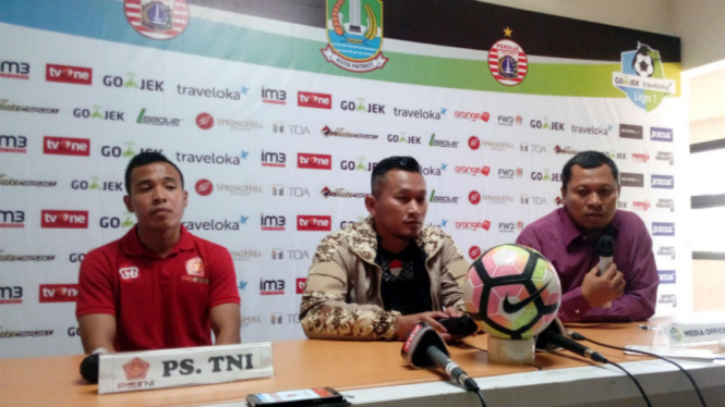 Pelatih PS TNI, Rudy Eka Priyambada (tengah)
