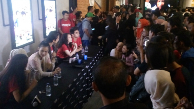 Suasana gala premier film Jomblo di Depok