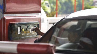 Transaksi non tunai di pintu masuk jalan tol.