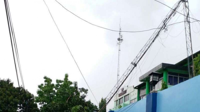 Tower roboh di Depok