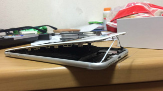 Cacat, iPhone 8 Plus Layar Terbelah dan Baterai Bengkak