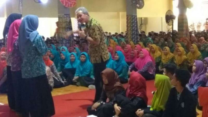 Gubernur Jawa Tengah Ganjar Pranowo memperingati Hari Batik Nasional dengan mengajar di SMA 1 Sokaraja, Kabupaten Banyumas, pada Senin, 2 Oktober 2017.