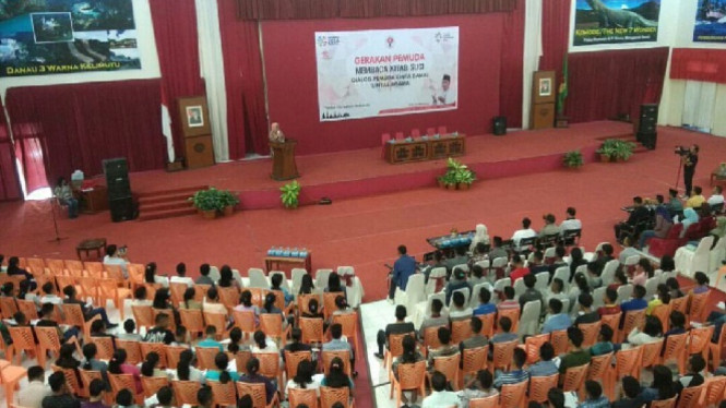Gerakan pemuda membaca kitab suci.