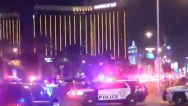 Polisi mengepung Gedung Mandalay Bay, Las Vegas, Amerika Serikat.