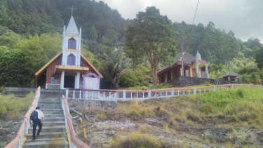 Bukit Kasih atau dikenal juga dengan sebutan Bukit Kasih Kanonang di Desa Kanonang, Kecamatan Kawangkoan, Kabupaten Minahasa, Sulawesi Utara.