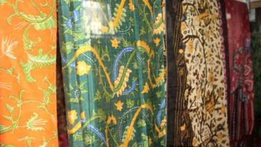Batik tanah liek atau tanah liat khas Minangkabau produksi Wirda Hanim di Kota Padang, Sumatera Barat.