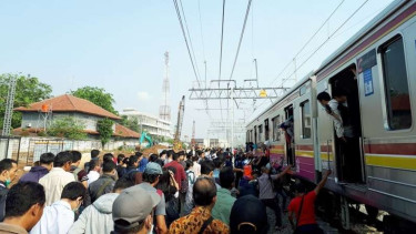 Ilustrasi penumpang kereta Commuterline