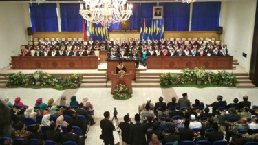 Ketua Umum Partai Kebangkitan Bangsa, Muhaimin Iskandar, menerima gelar doktor honoris causa dari Universitas Airlangga Surabaya pada Selasa, 3 Oktober 2017.