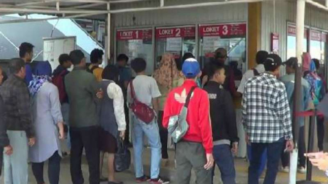 Antrean penumpang KRL di Stasiun Depok Baru beberapa waktu lalu. (Foto ilustrasi).