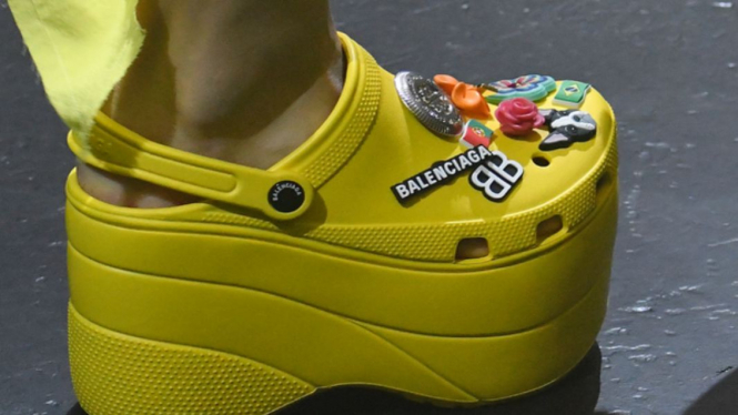 Sepatu Crocs kolaborasi dengan Balenciaga