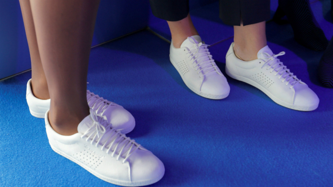 Ilustrasi sneakers putih