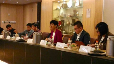 Menteri Negara Senior Urusan Hukum dan Keuangan Singapura Indranee Rajah (tengah, berbaju merah) saat diskusi dengan delegasi jurnalis Indonesia. 