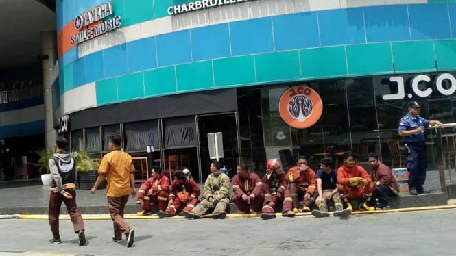Petugas kelalahan usai padamkan kebakaran di Apartemen Cinere Belleuve.