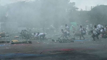 Adegan dalam drama kolosal Pertempuran 10 November 1945 dalam rangka HUT ke-72 TNI di Lapangan Makodam V Brawijaya Surabaya, Jawa Timur, pada Kamis, 5 Oktober 2017.