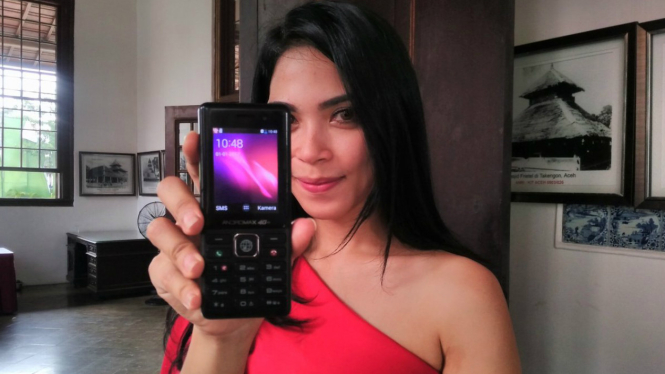 Pramuniaga menunjukkan Andromax Prime.