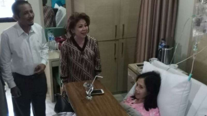 CEO Megapolitan Development, Melani Lowas (tengah), saat jenguk korban.