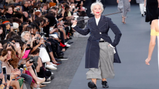 Dua Aktris Kawakan Bikin Heboh Paris Fashion Week