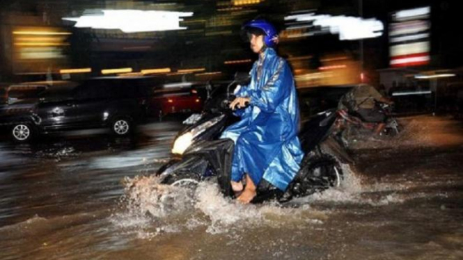 Ilustrasi pengendara motor kehujanan.