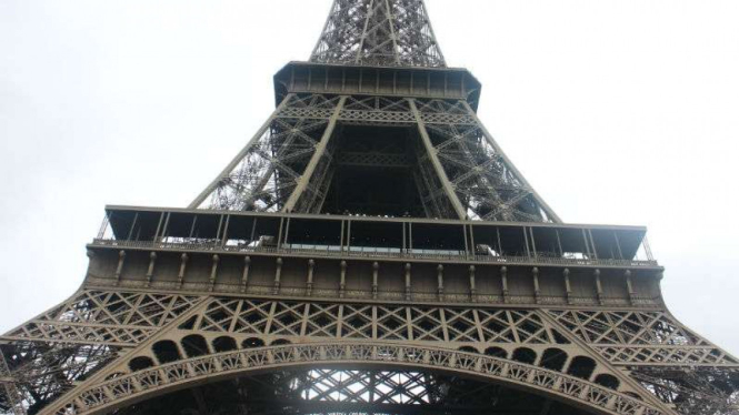 Menara Eiffel Paris dari bawah