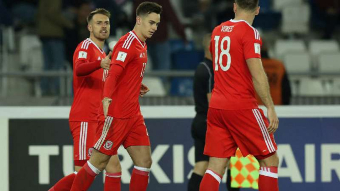 Gelandang Wales, Tom Lawrence rayakan gol