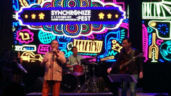 Musisi senior Bob Tutupoly tampil di perhelatan musik Synchronize Festival 2017