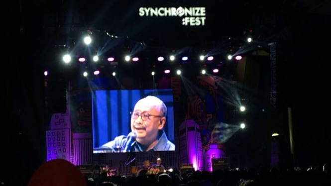 Ebiet G Ade Hibur pengunjung Synchronize Fest
