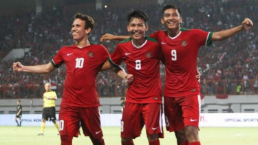 Rafli Mursalim (kanan) dan pemain Timnas U-19 merayakan gol.