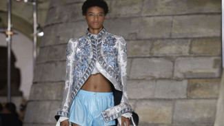 Perdana, Model Berkulit Hitam Buka Show Louis Vuitton