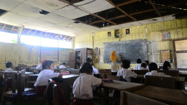 Sejumlah murid belajar di dalam kelas yang plafonnya rusak di SD 5 Sembungharjo, Pulokulon, Grobogan, Jawa Tengah, Senin (9/10/2017). 